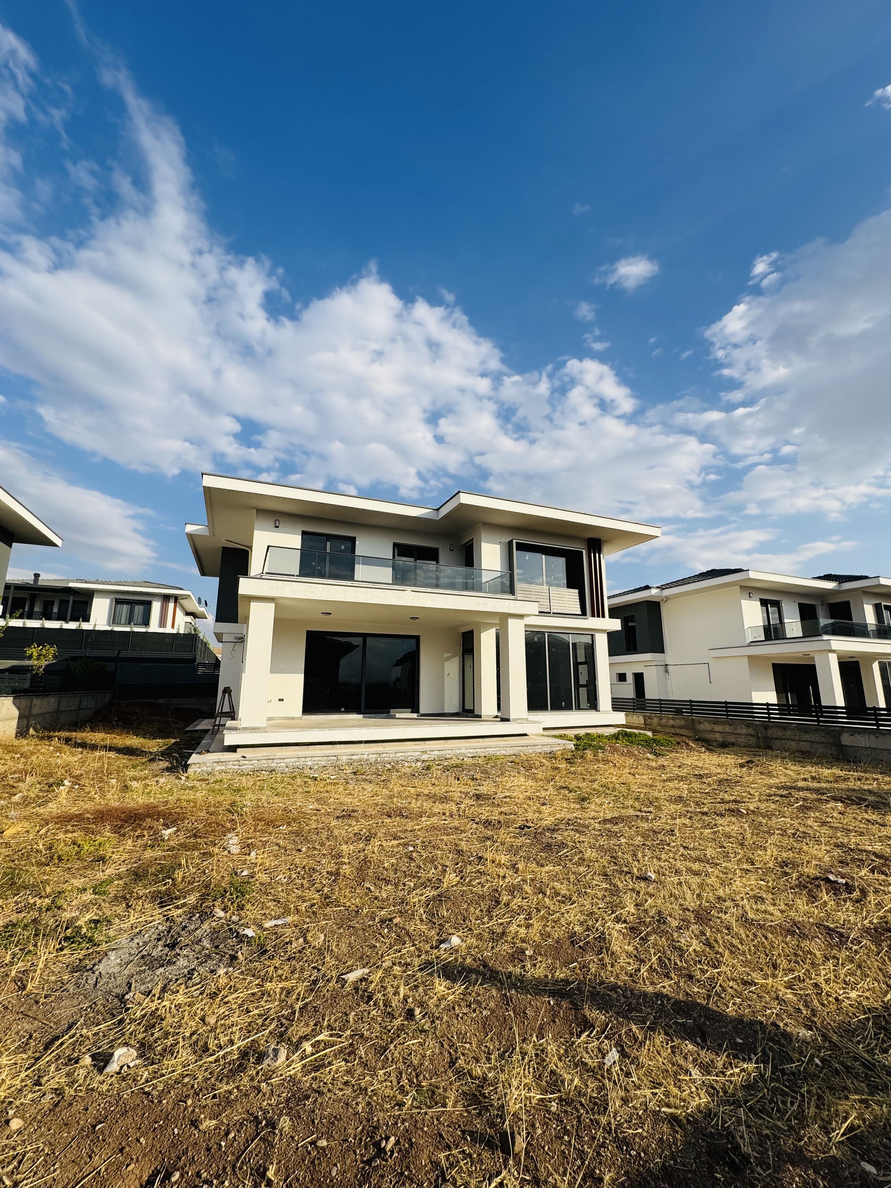 KAYA EMLAK'TAN SATILIK 4,5+1 SIFIR LÜKS VİLLA